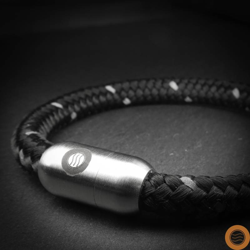 Segeltau Armband Schwarz | Handgemacht Verpackt in Baumwollsäckchen I Maritim Wasserfest Geschenk Segeltauarmband Surfer Segler von fishandshipsberlin