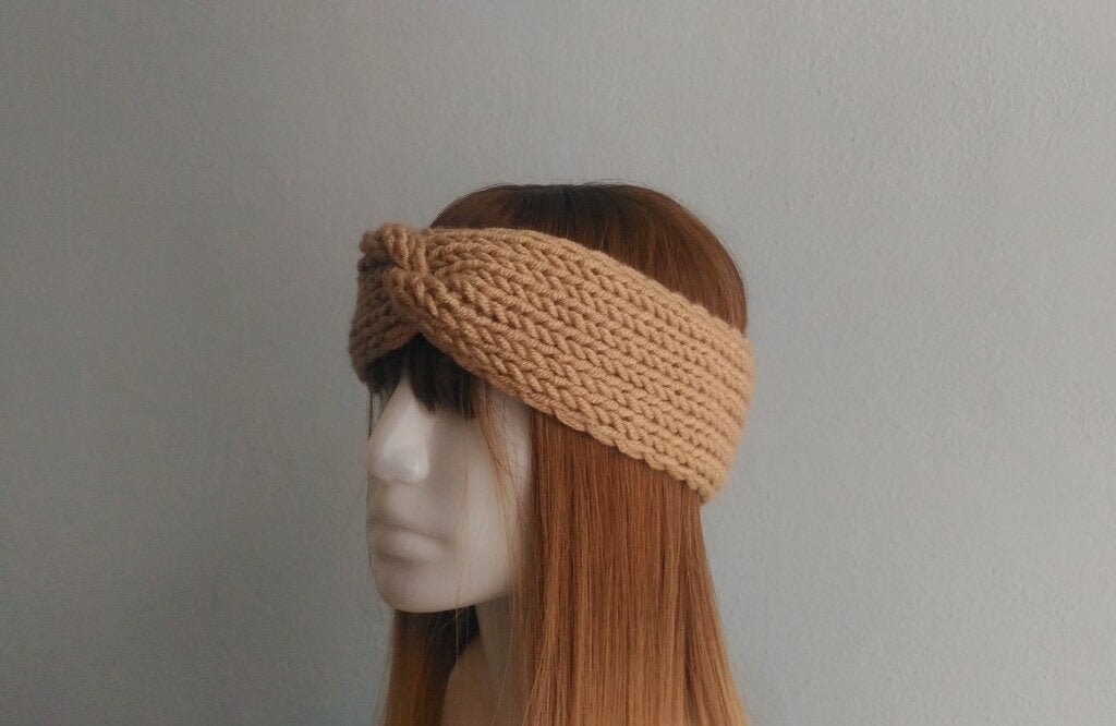 Gestricktes Stirnband in Hellbraun, Twisted Stirnband, Handgestrickter Turban, Chunky Turban Frauen Boho von fizzaccessory