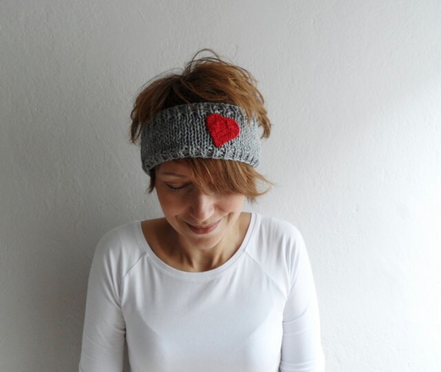 Gestricktes Stirnband Mit Herz, Gestrickter Ohrenwärmer, Kopfwärmer, in Grau Und Rot Gestricktes Stirnband Mit Herz, Gestrickter Ohrenwärmer, Kopfwärmer, in Grau Und Rot von fizzaccessory