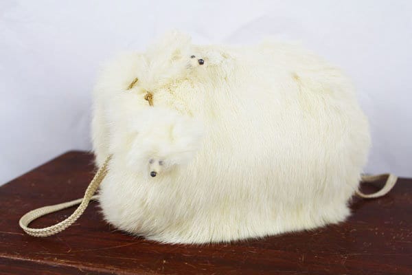 Kleiner Kinder Muff, Aus Weißem Fell Um Die Hände Warm Zu Halten Kleiner Kinder Muff, Aus Weißem Fell Um Die Hände Warm Zu Halten von flattirevintage