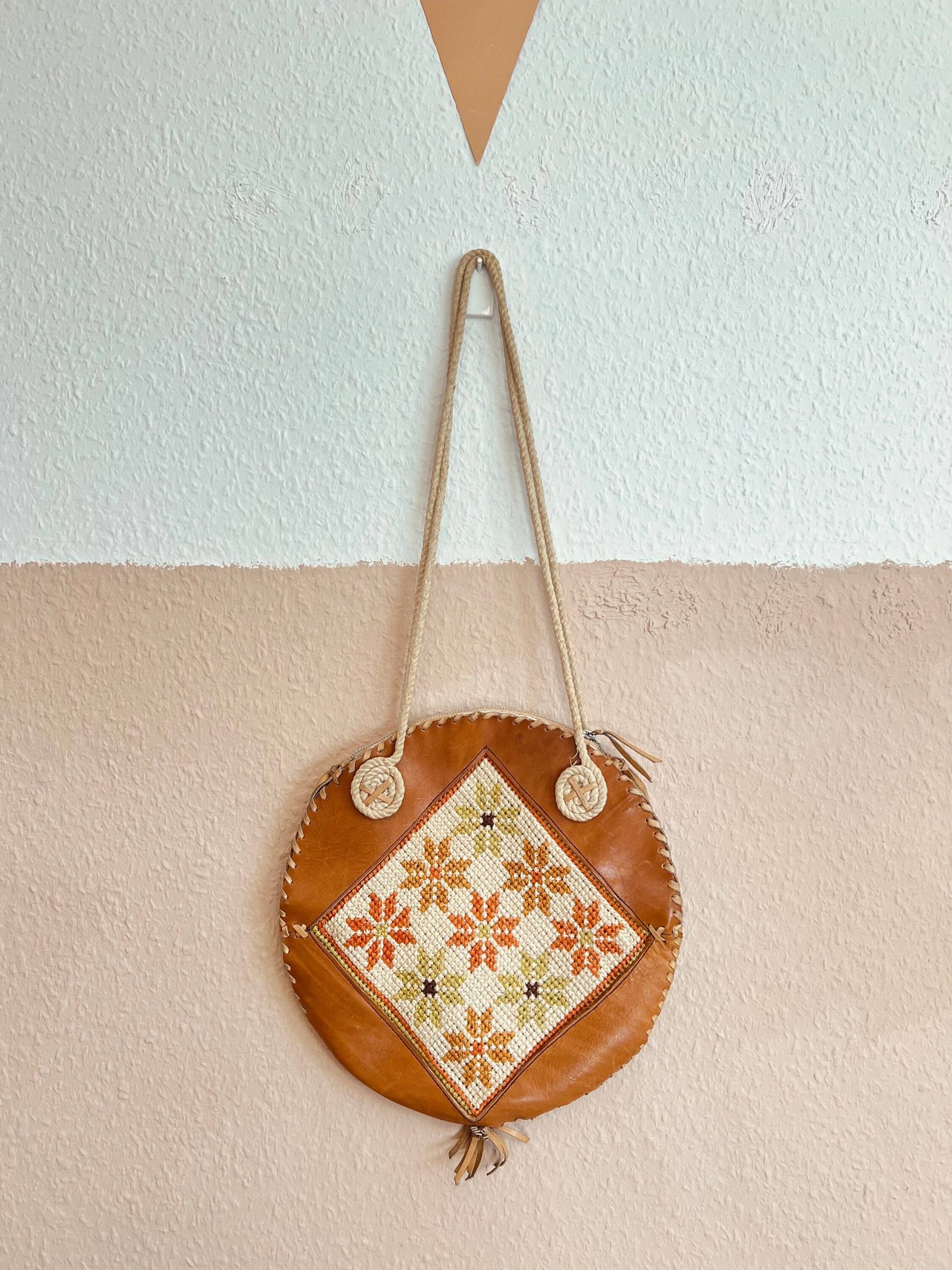 Retro Tasche Lange Hänkel Stickerei Muster Boho Blumen Leder Handtasche Umhängetasche Braun Retro Tasche Lange Hänkel Stickerei Muster Boho Blumen Leder Handtasche Umhängetasche Braun von fleurvintagefleur