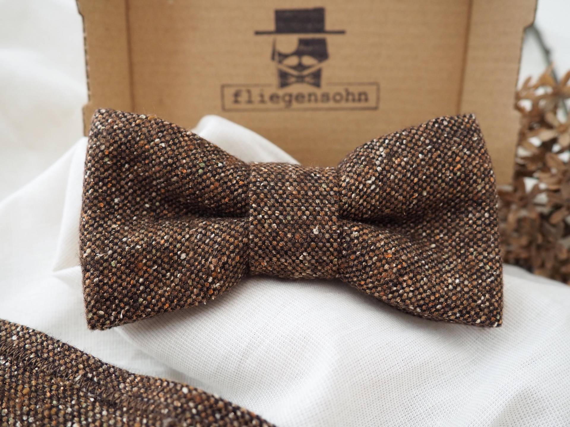 Vintage Fliege Tweed Stoff Wollfliege Hochzeitsfliege Bräutigam Herrenfliege Rustikal Muster Herbstlich Retro Boho Braun Meliert Struktur Vintage Fliege Tweed Stoff Wollfliege Hochzeitsfliege Bräutigam Herrenfliege Rustikal Muster Herbstlich Retro Boho Braun Meliert Struktur von fliegensohn
