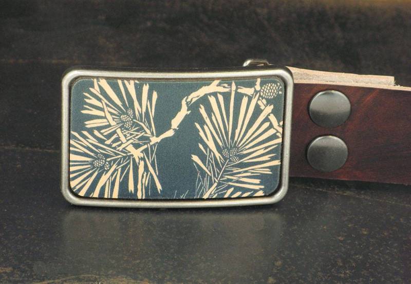 Pine Cone Baum-Gürtelschnalle von flightpathdesigns