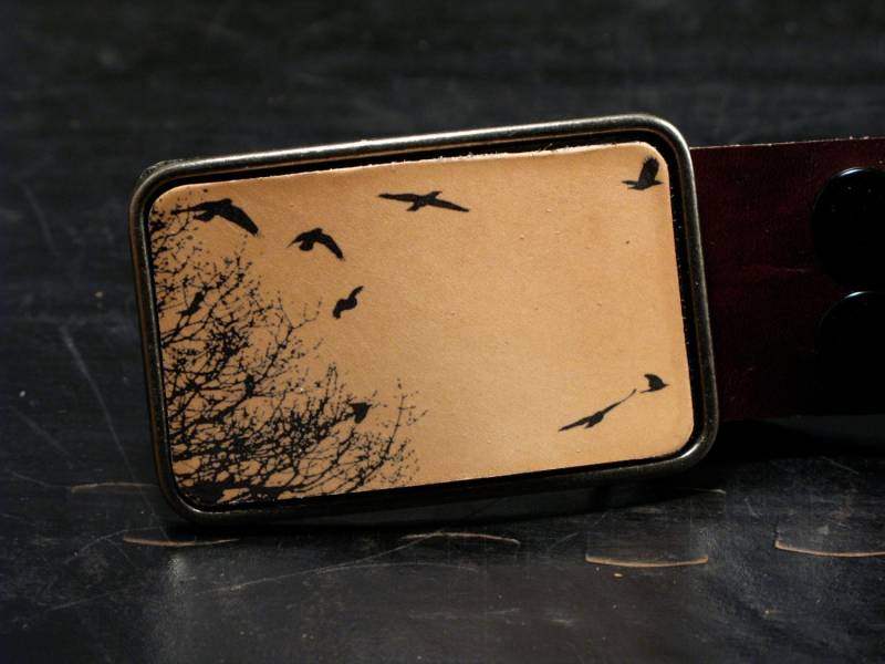 Vogelschwarm Gürtelschnalle - Die Wandernde Gürtelschnalle Aus Leder in Beige von flightpathdesigns