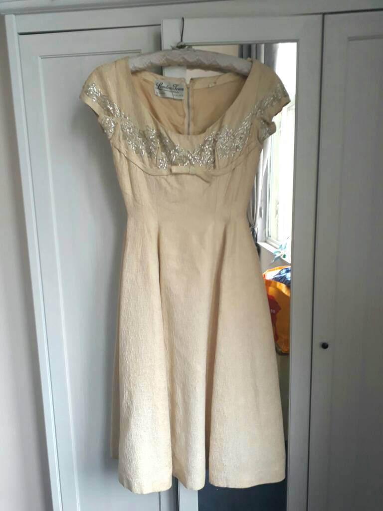 Gold Und Creme 50Er Jahre Cocktailkleid Mit Wunderschöner Perlenstickerei Detail Xs von flightpathvintage