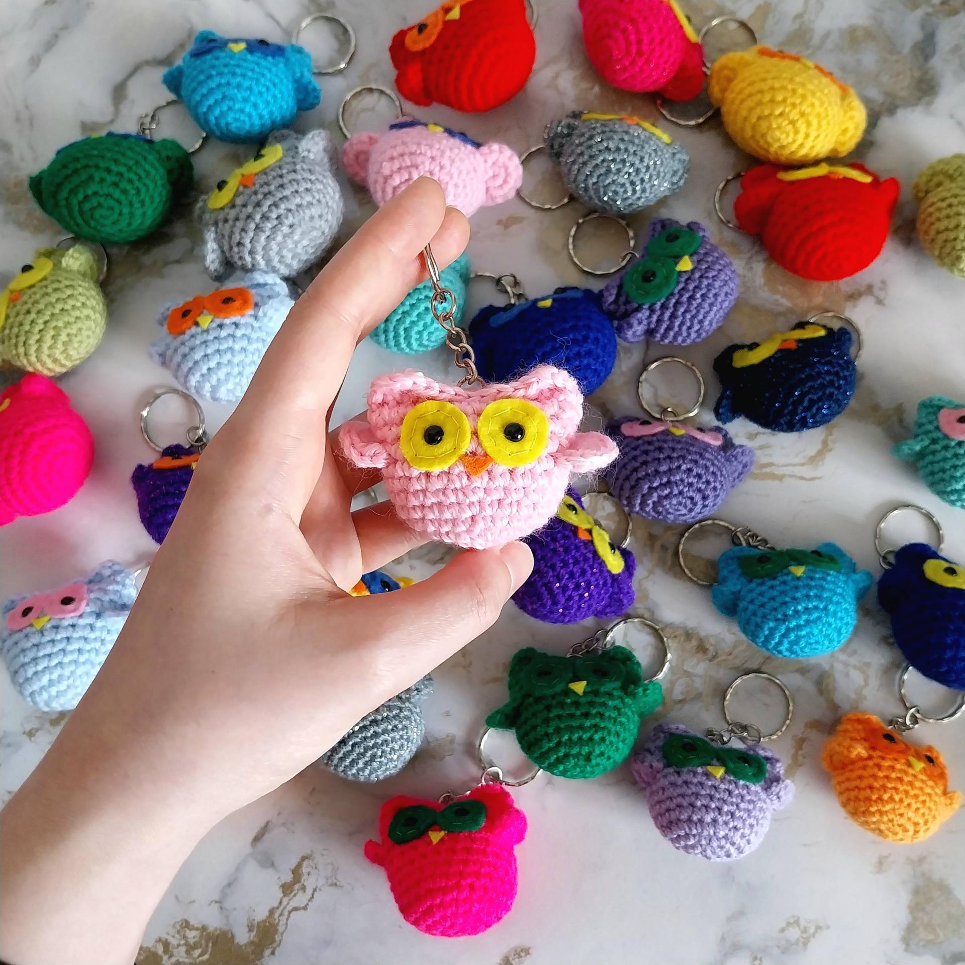 Eule Häkeln Schlüsselanhänger, Anpassbare Amigurumi Plushie Keychain, Personalisierte Fidget Stress Spielzeug, Glitzernde Regenbogen Vögel Eule Häkeln Schlüsselanhänger, Anpassbare Amigurumi Plushie Keychain, Personalisierte Fidget Stress Spielzeug, Glitzernde Regenbogen Vögel von flippaknits