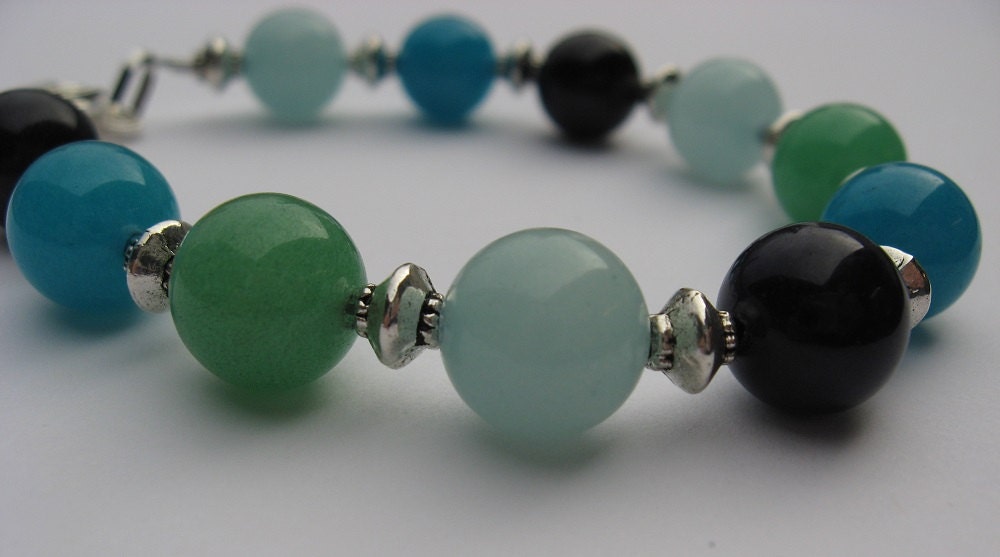Gefärbtes Aqua Quarzite Verstellbares Armband Gefärbtes Aqua Quarzite Verstellbares Armband von flippydingles