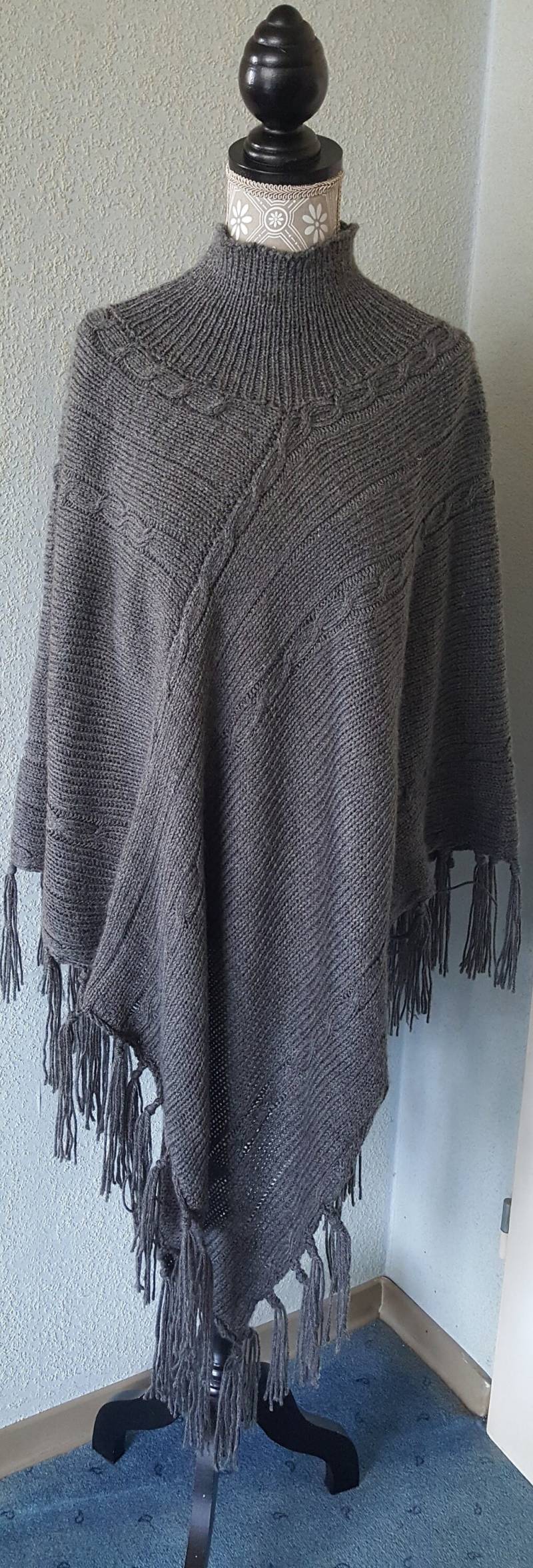 Handgestrickter Poncho Größe S-M Mit Zopfmuster Und Fransen Unikat von flohsWollzirkus
