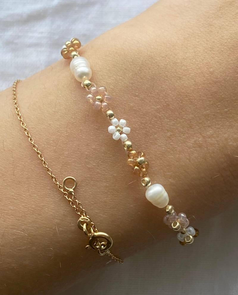 Beige-Braunes Blumenarmband Kombiniert Mit Süßwasserperlen von florescerjewelry