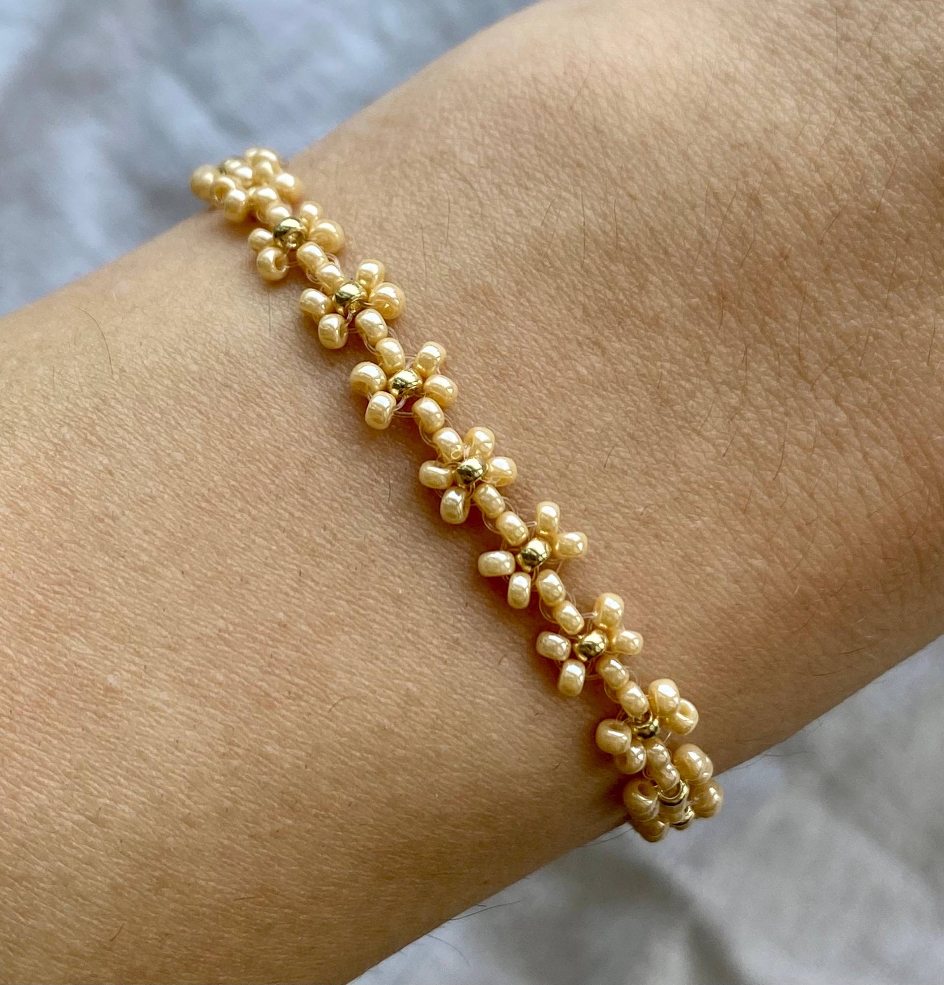 Florales Beiges Armband Mit Goldenen Details Florales Beiges Armband Mit Goldenen Details von florescerjewelry