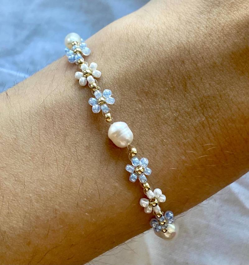 Blumenarmband in Hellblau Und Weiß, Kombiniert Mit Süßwasserperlen Blumenarmband in Hellblau Und Weiß, Kombiniert Mit Süßwasserperlen von florescerjewelry