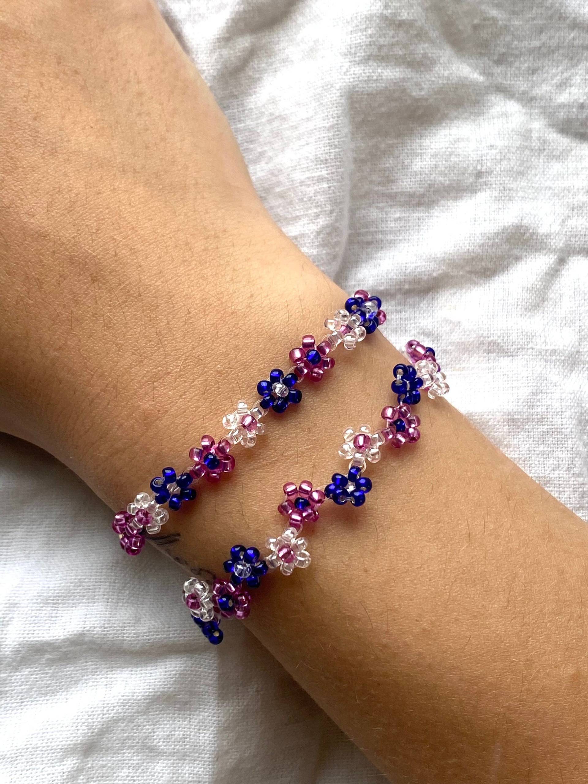 Floral Armband in Transparent Lila Und Blau Floral Zick-Zack-Form Mit Glasperlen Perlenarmband Handgefertigt Floral Armband in Transparent Lila Und Blau Floral Zick-Zack-Form Mit Glasperlen Perlenarmband Handgefertigt von florescerjewelry