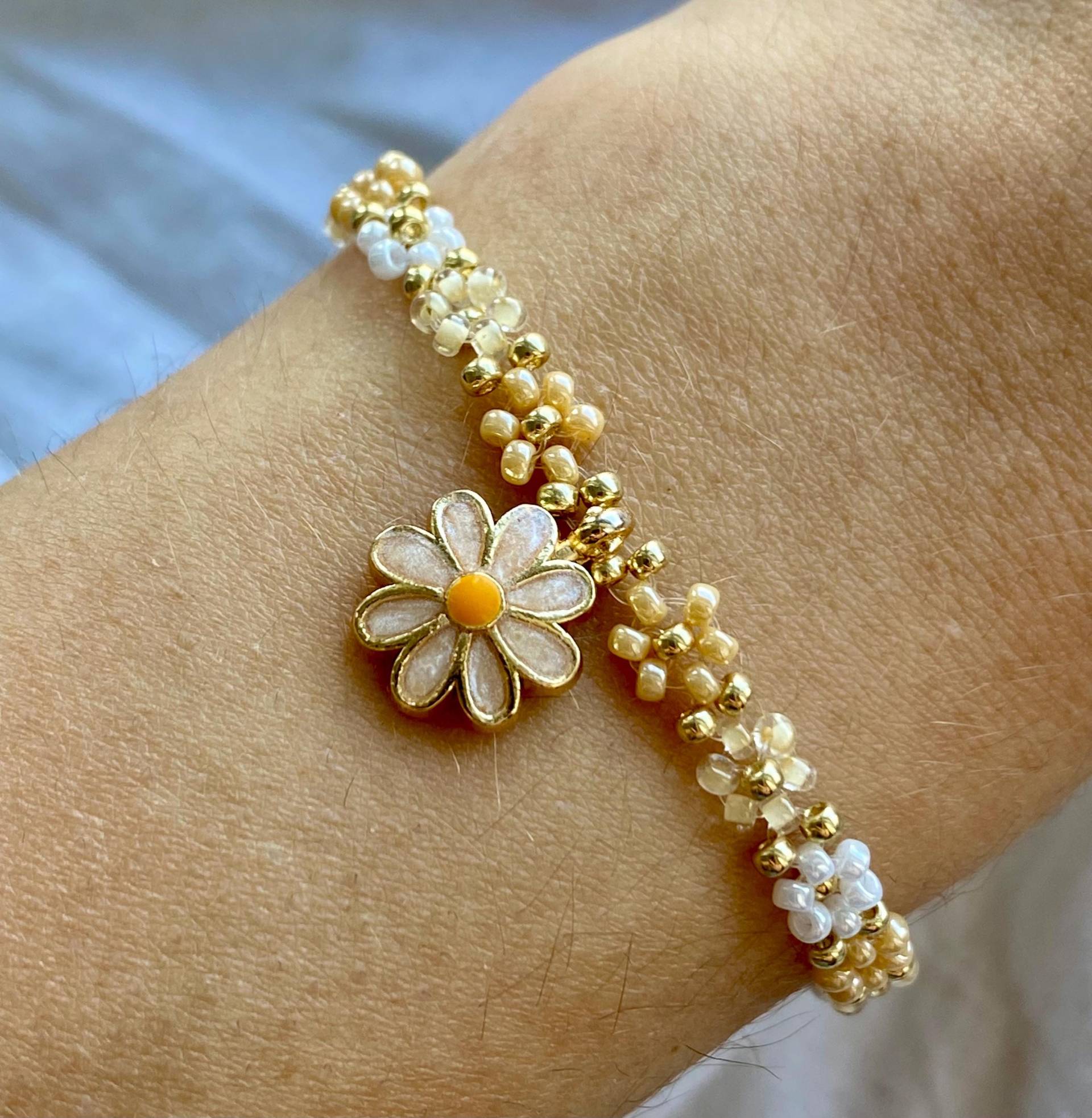 Dreifarbiges Beiges Blumenarmband Mit Goldenen Details Und Blumenanhänger Dreifarbiges Beiges Blumenarmband Mit Goldenen Details Und Blumenanhänger von florescerjewelry