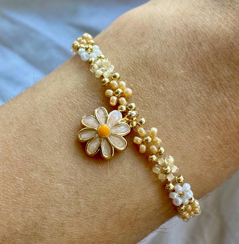 Dreifarbiges Beiges Blumenarmband Mit Goldenen Details Und Blumenanhänger Dreifarbiges Beiges Blumenarmband Mit Goldenen Details Und Blumenanhänger von florescerjewelry
