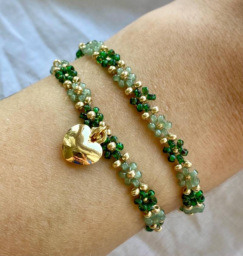 Dreifarbiges Beiges Blumenarmband Mit Goldenen Details Dreifarbiges Beiges Blumenarmband Mit Goldenen Details von florescerjewelry