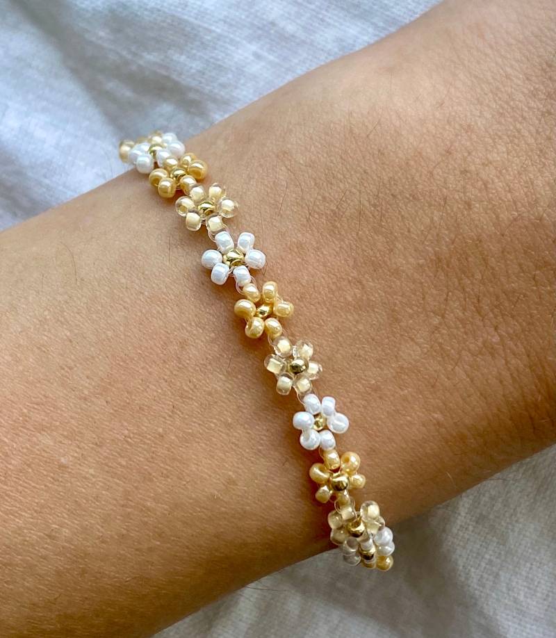 Dreifarbiges Beiges Blumenarmband Mit Goldenen Details Dreifarbiges Beiges Blumenarmband Mit Goldenen Details von florescerjewelry