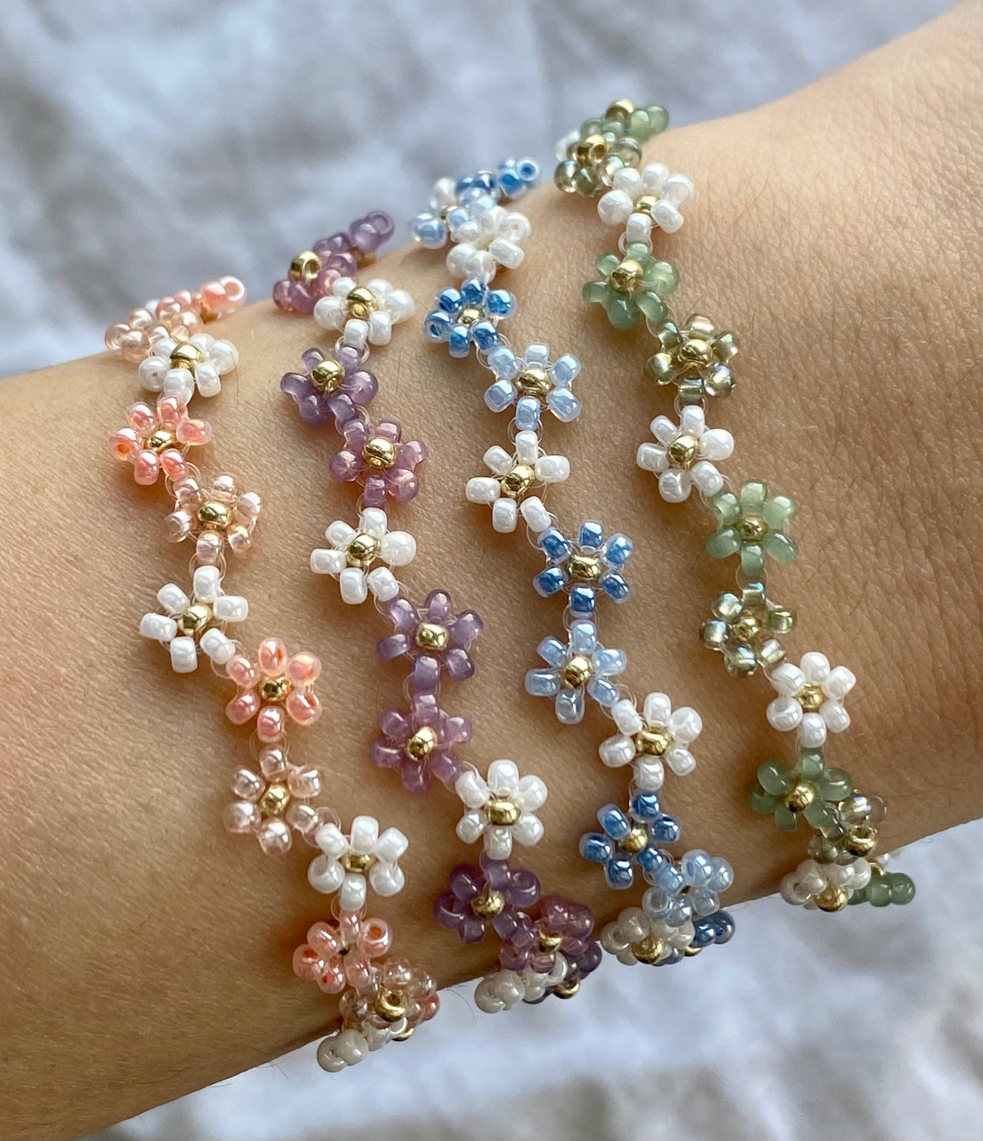 Florale Zick Zack Armbänder in Drei Farbtönen Florale Zick Zack Armbänder in Drei Farbtönen von florescerjewelry