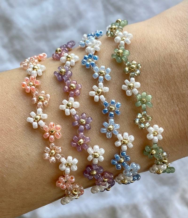 Florale Zick Zack Armbänder in Drei Farbtönen Florale Zick Zack Armbänder in Drei Farbtönen von florescerjewelry