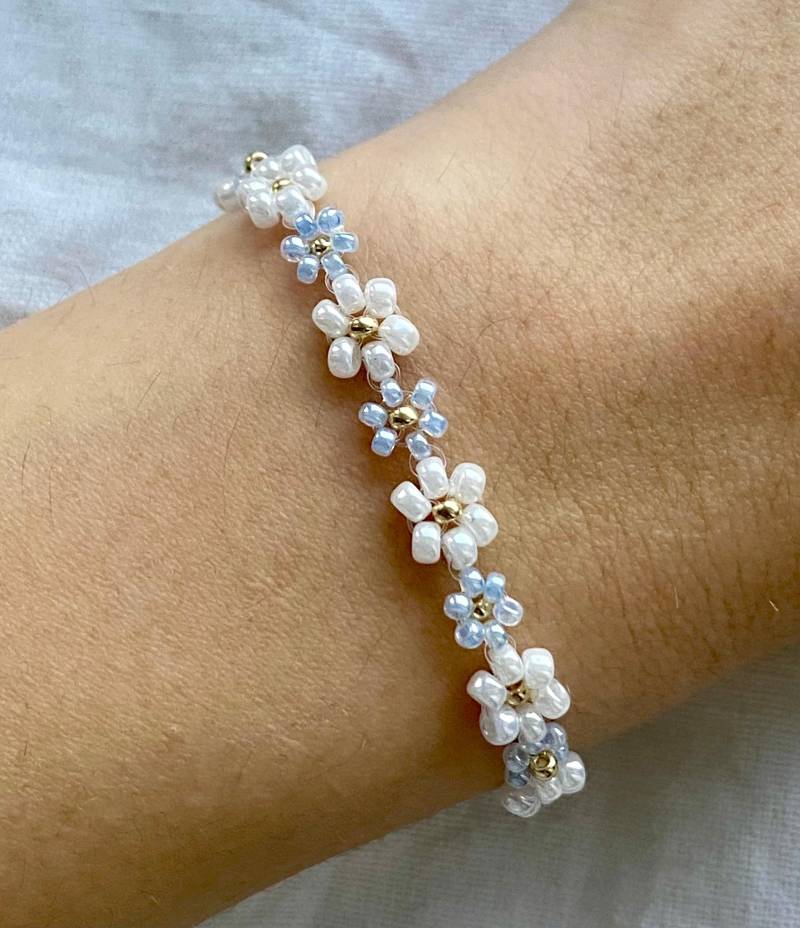 Florales Beiges Armband Mit Goldenen Details Florales Beiges Armband Mit Goldenen Details von florescerjewelry