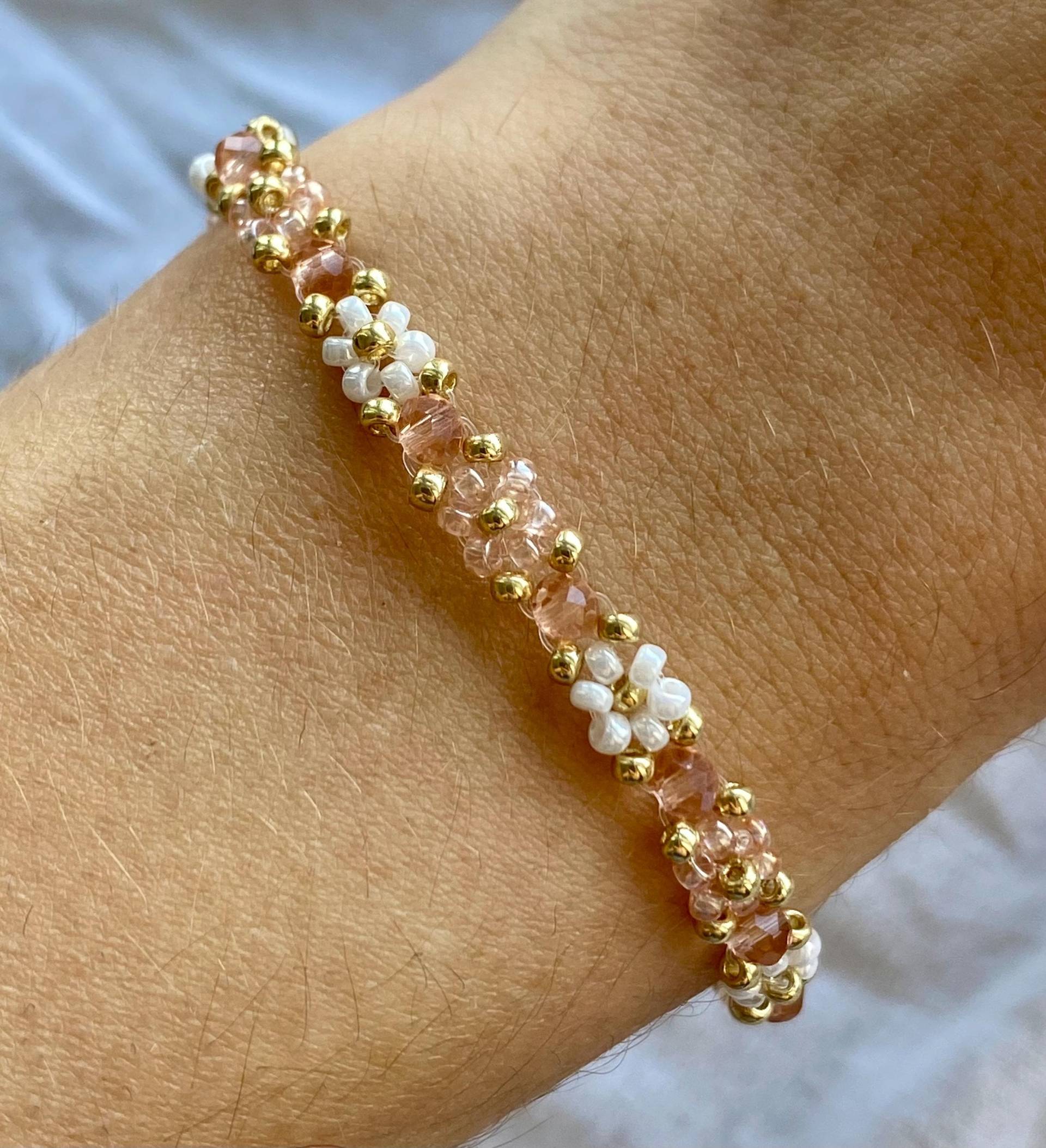 Florales Weiß Und Rosa Armband Mit Goldenen Details Kristallen Florales Weiß Und Rosa Armband Mit Goldenen Details Kristallen von florescerjewelry
