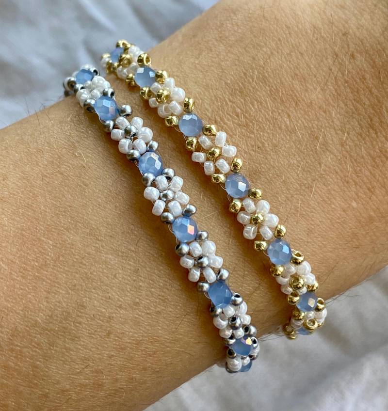Florales Weißes Armband Mit Blauen Kristallen von florescerjewelry
