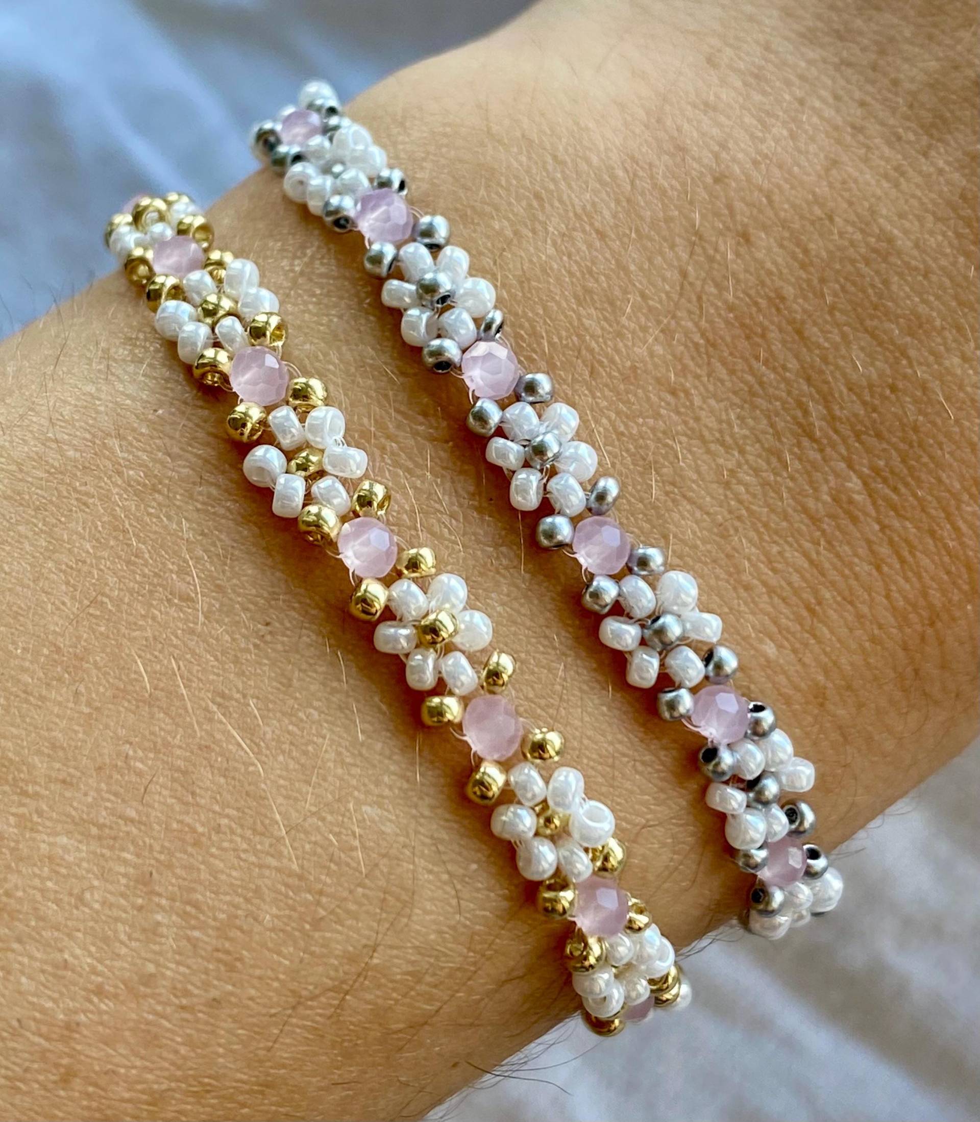 Florales Weißes Armband Mit Rosa Kristallen Florales Weißes Armband Mit Rosa Kristallen von florescerjewelry
