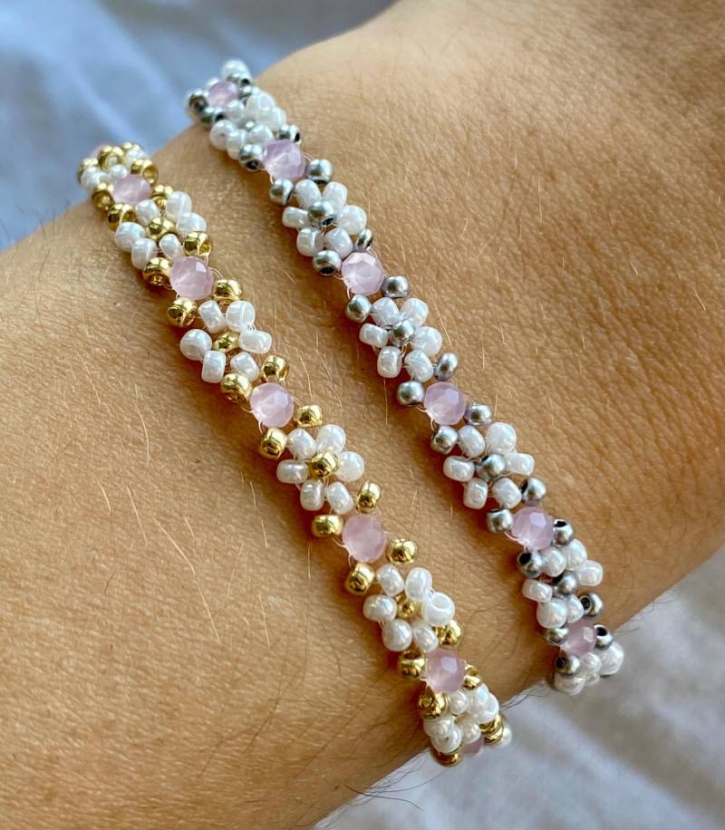 Florales Weißes Armband Mit Rosa Kristallen Florales Weißes Armband Mit Rosa Kristallen von florescerjewelry