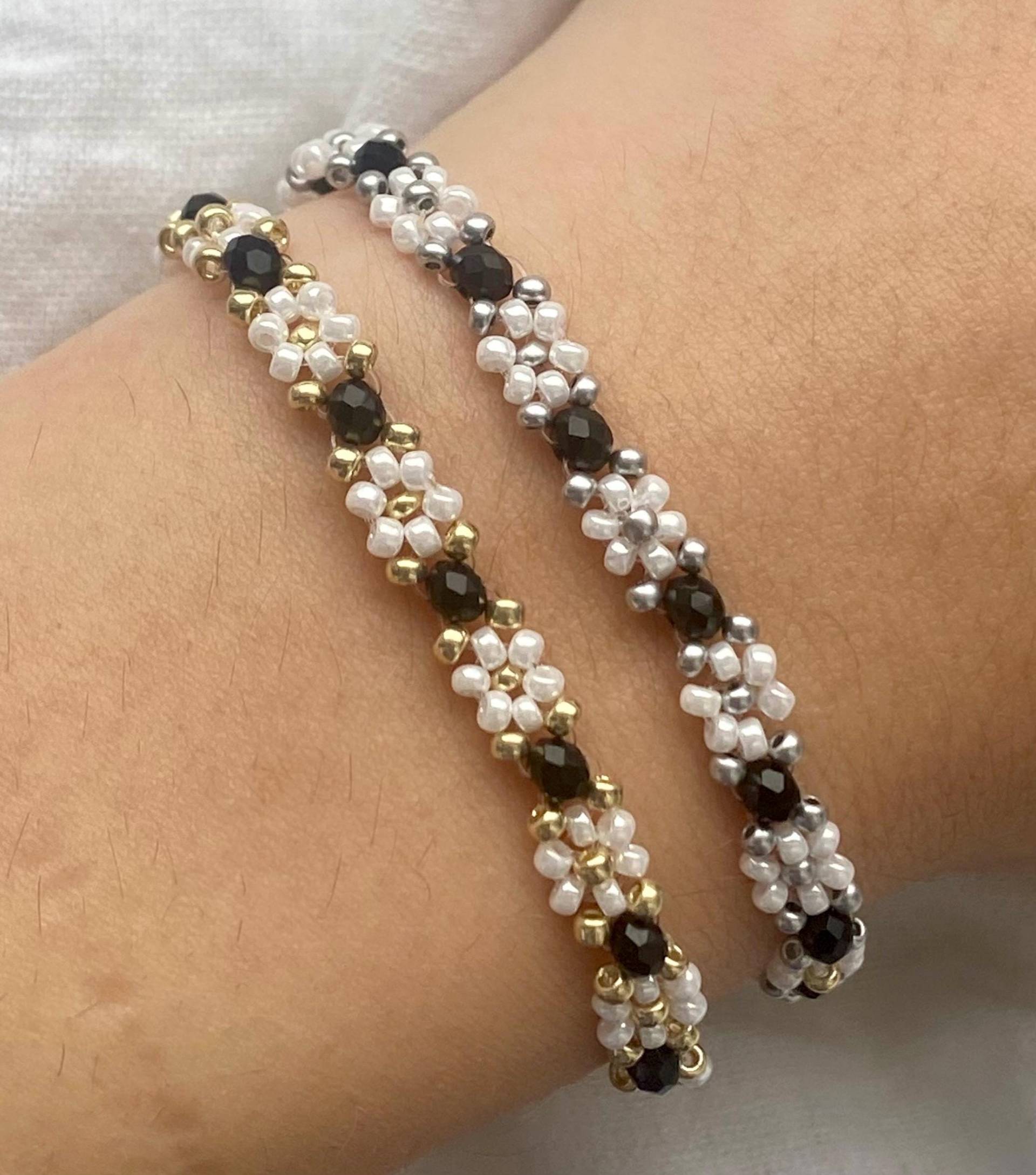 Florales Weißes Armband Mit Schwarzen Kristallen Florales Weißes Armband Mit Schwarzen Kristallen von florescerjewelry