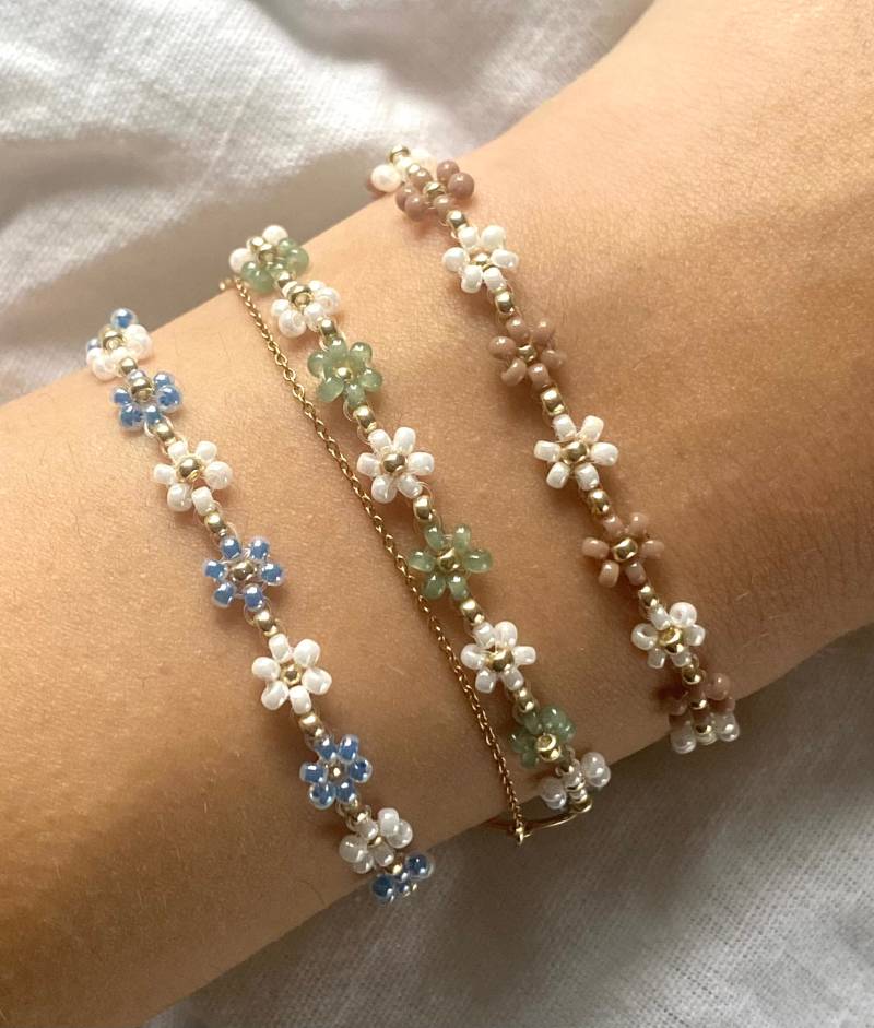 Florales Zweifarbiges Armband Boho Accessoire Mit Goldenen Details von florescerjewelry