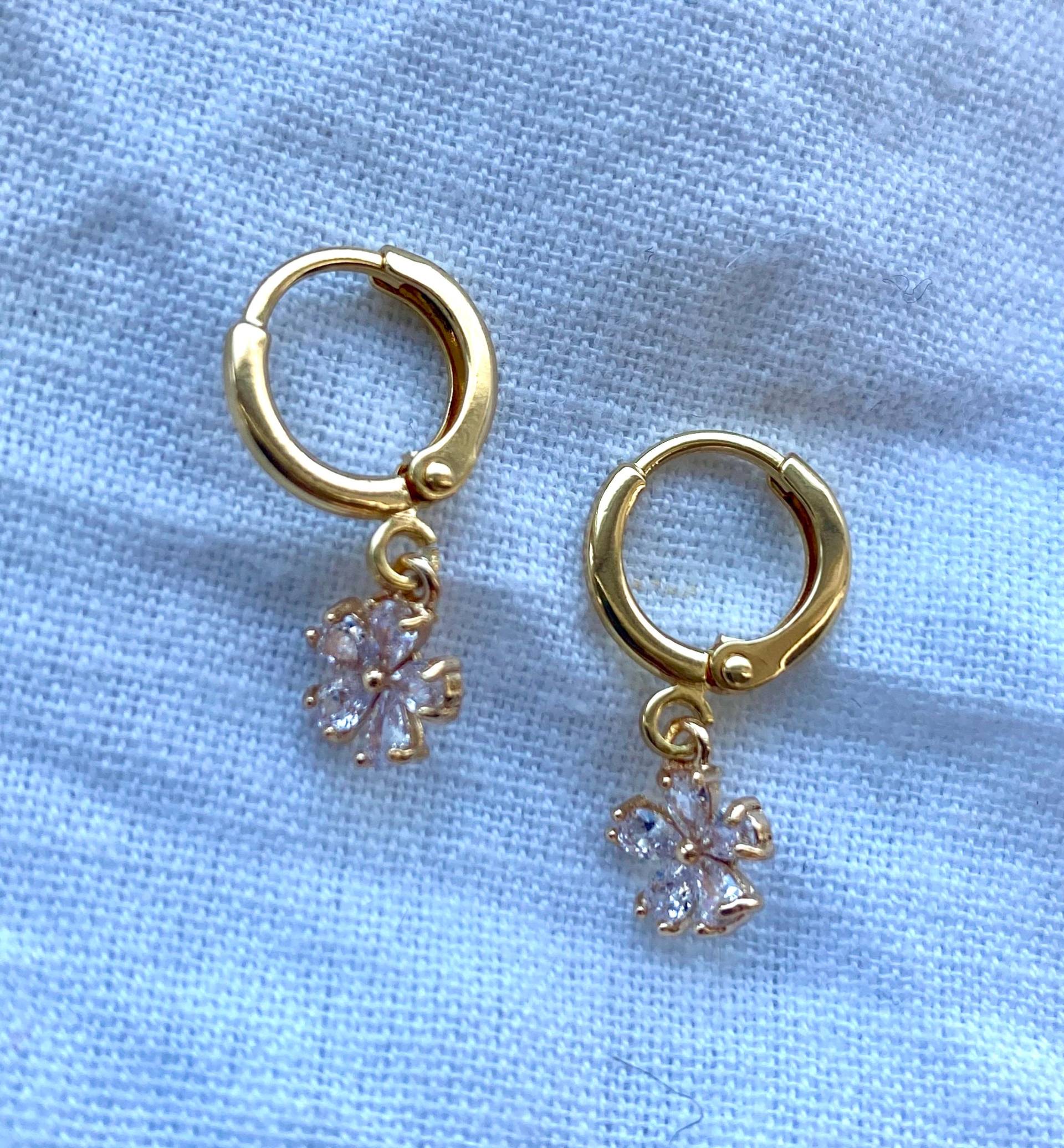 Minicreolen Mit Blumenanhänger Aus Zirkonia Minicreolen Mit Blumenanhänger Aus Zirkonia von florescerjewelry