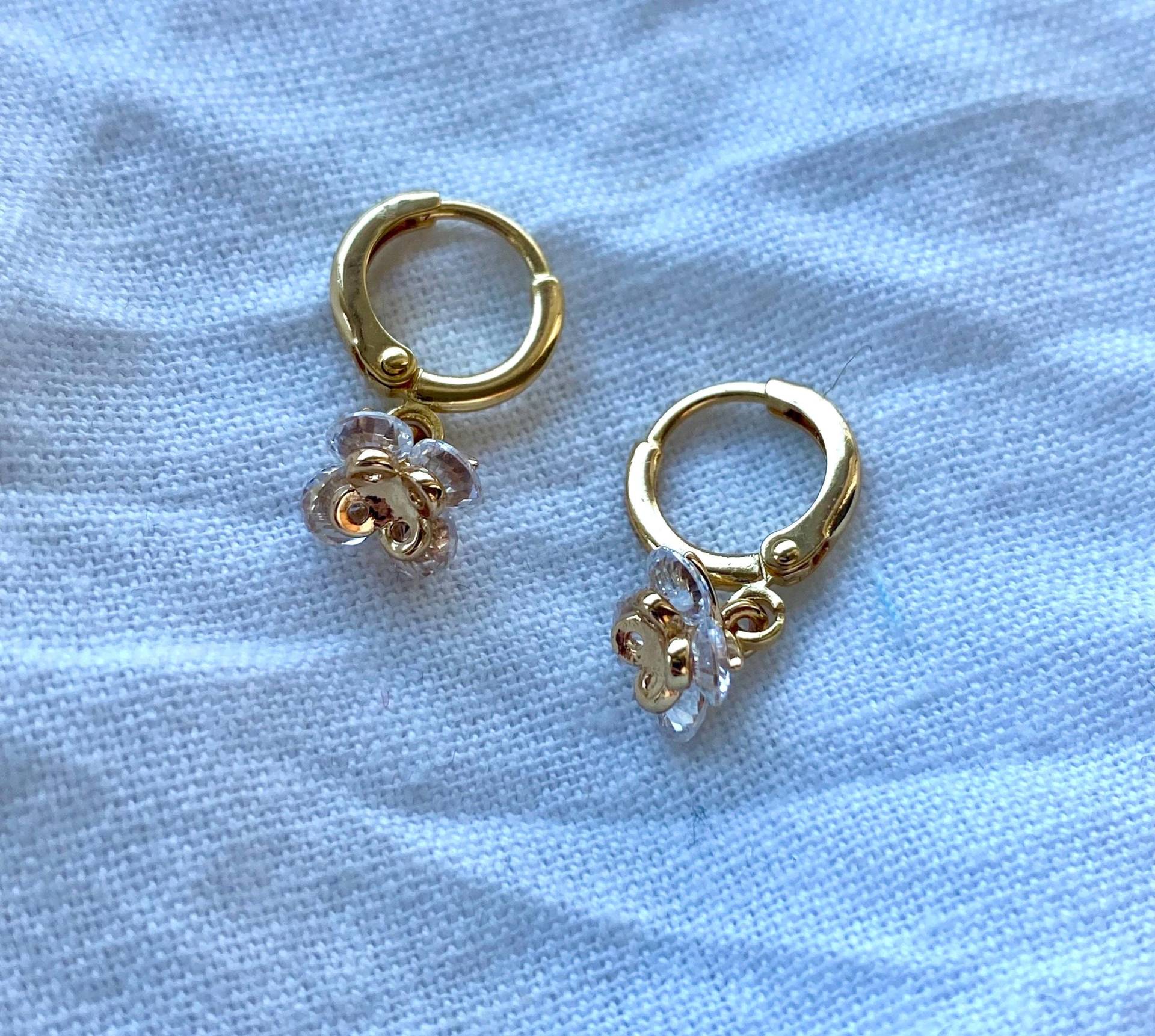 Minicreolen Mit Rosenanhänger Aus Zirkonia Minicreolen Mit Rosenanhänger Aus Zirkonia von florescerjewelry