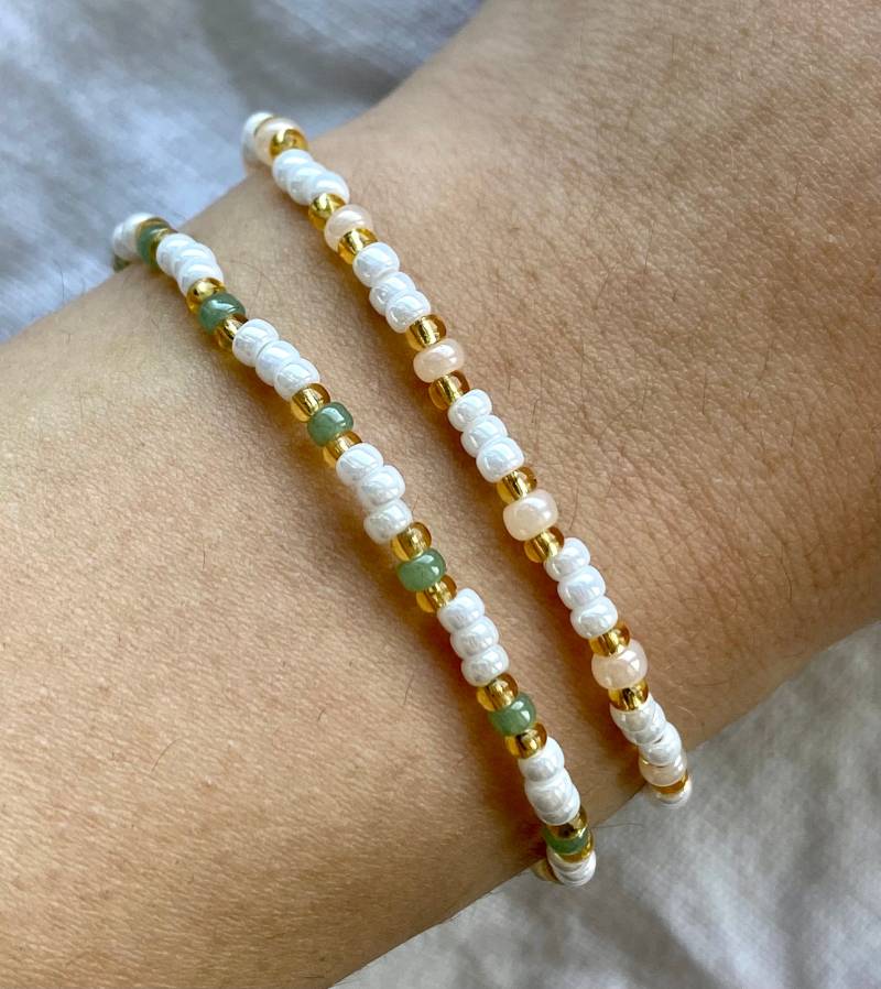 Schlichtes Gefädeltes Weißes Armband Mit Pastelligen Details Schlichtes Gefädeltes Weißes Armband Mit Pastelligen Details von florescerjewelry