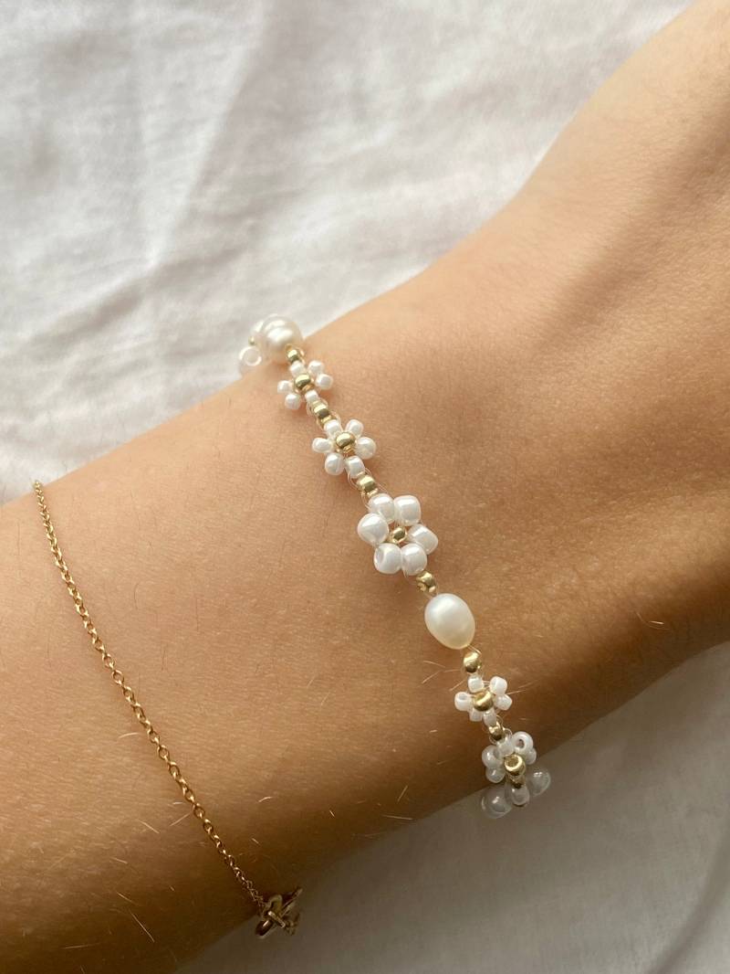 Weiße Blumen in Verschiedenen Größen Armband Mit Süßwasserperlen Und Goldenen Details von florescerjewelry