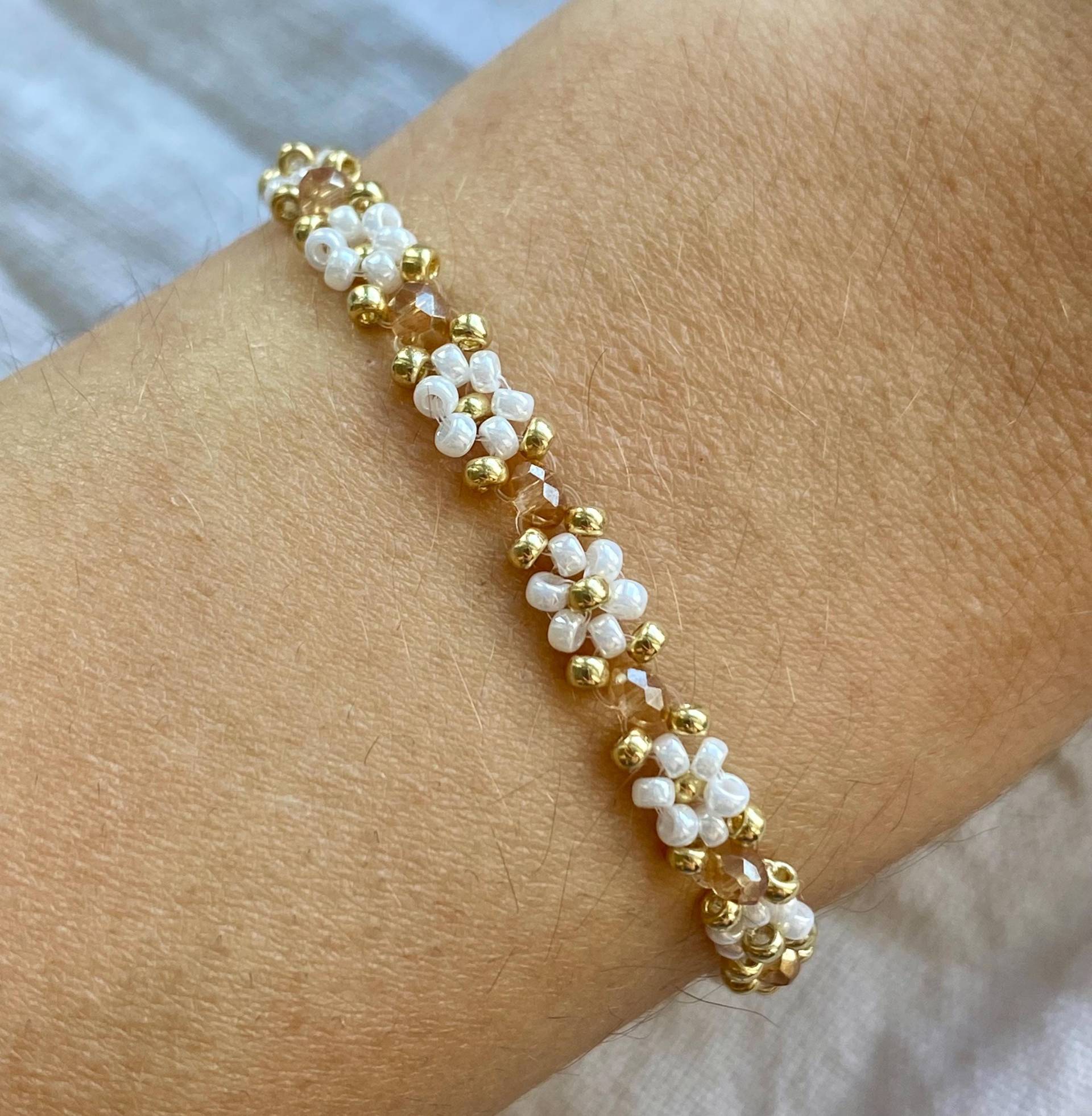 Weißes Armband Mit Goldenen Kristallen Weißes Armband Mit Goldenen Kristallen von florescerjewelry
