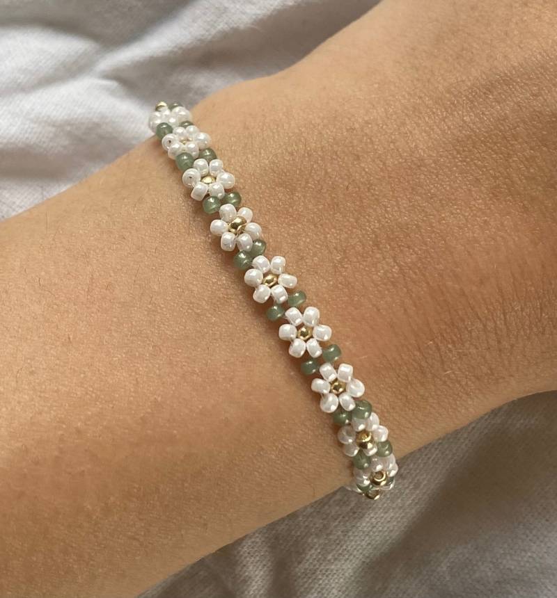 Weißes Florales Perlenarmband Mit Grünen Blättern Weißes Florales Perlenarmband Mit Grünen Blättern von florescerjewelry