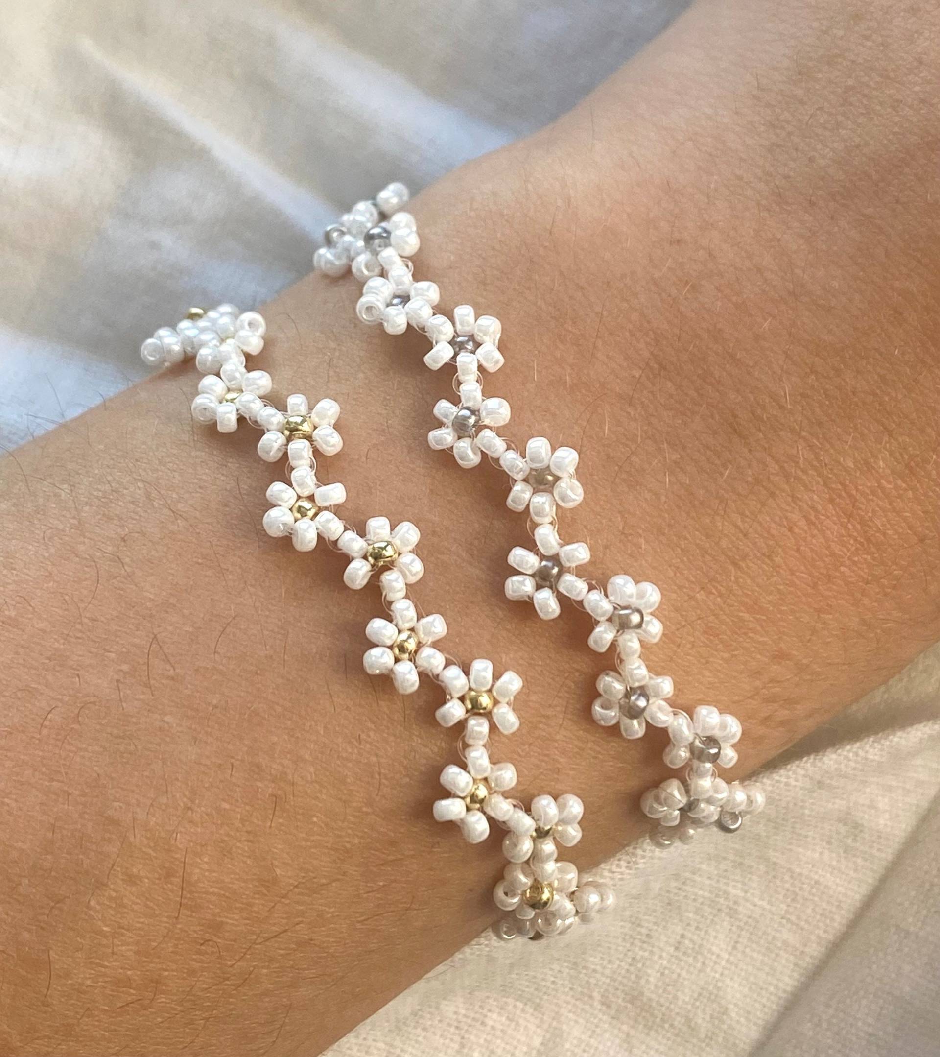 Weißes Zick-Zack Blumen Armband Mit Goldenen Oder Silbernen Details Weißes Zick-Zack Blumen Armband Mit Goldenen Oder Silbernen Details von florescerjewelry