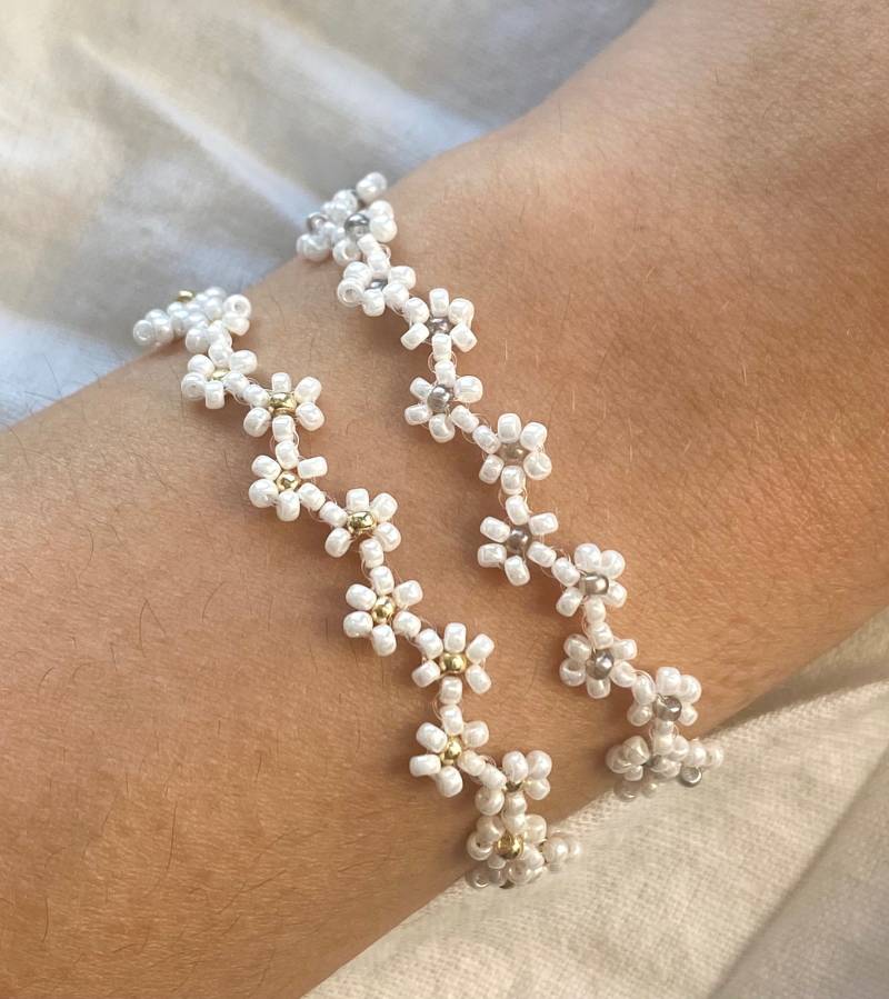 Weißes Zick-Zack Blumen Armband Mit Goldenen Oder Silbernen Details Weißes Zick-Zack Blumen Armband Mit Goldenen Oder Silbernen Details von florescerjewelry