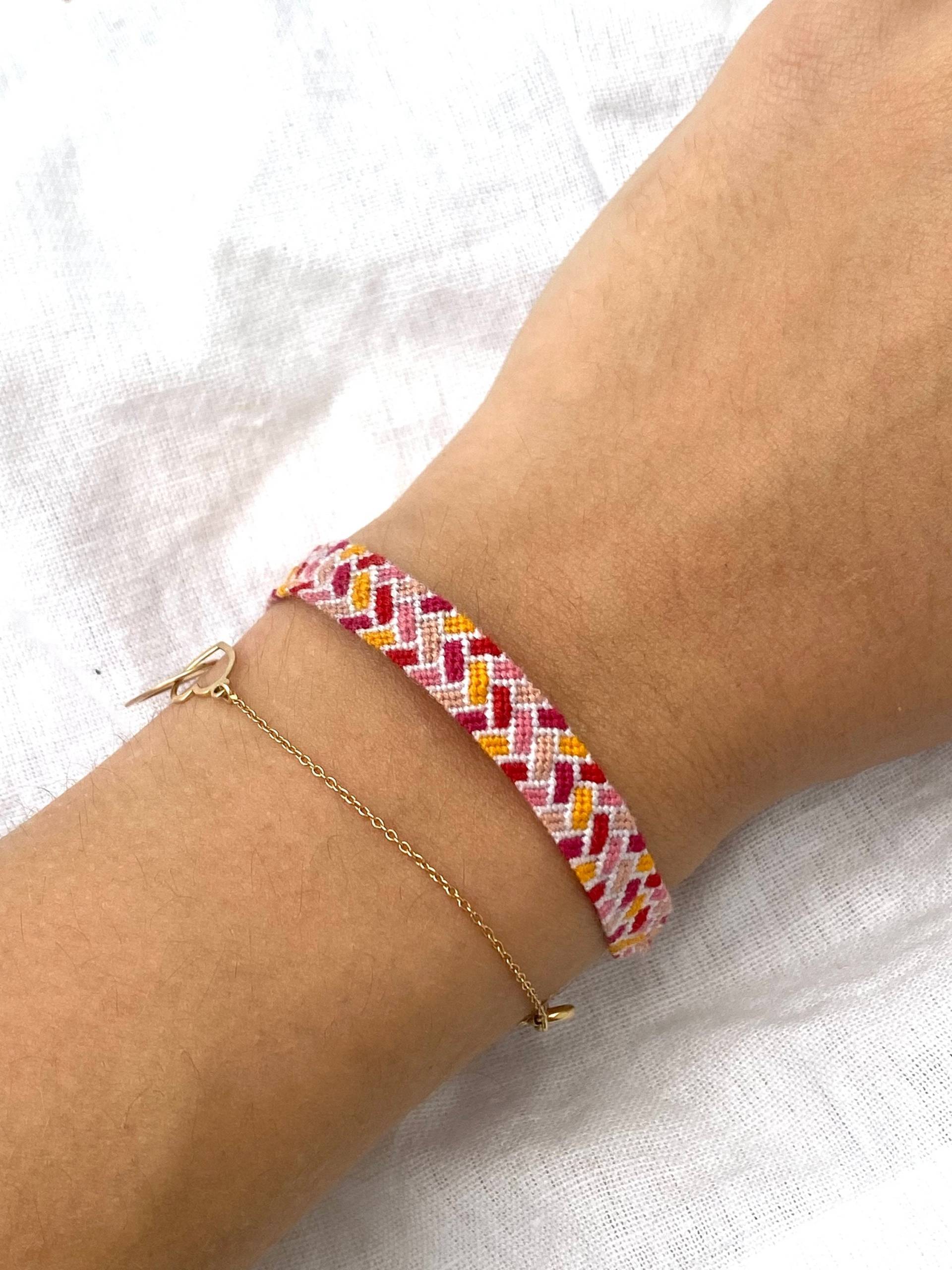 Zartes Freundschaftsarmband Geknotet in Bunten Quadraten Zartes Freundschaftsarmband Geknotet in Bunten Quadraten von florescerjewelry