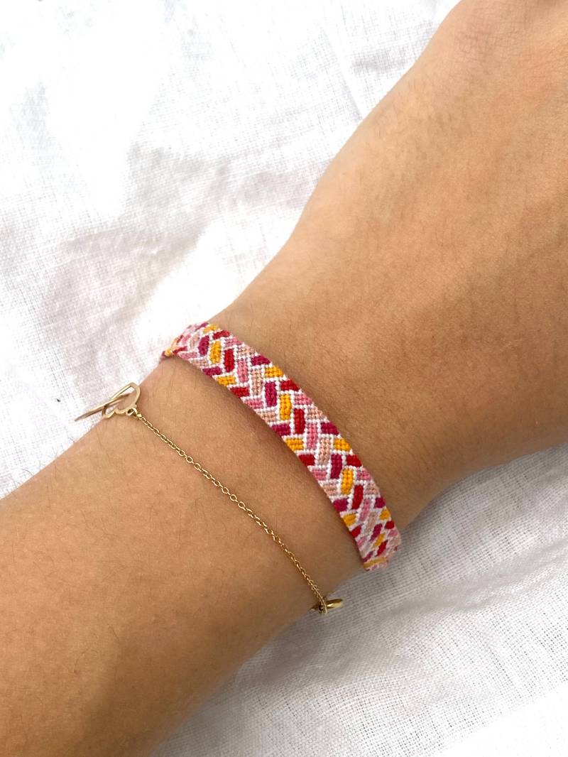 Zartes Freundschaftsarmband Geknotet in Bunten Quadraten Zartes Freundschaftsarmband Geknotet in Bunten Quadraten von florescerjewelry