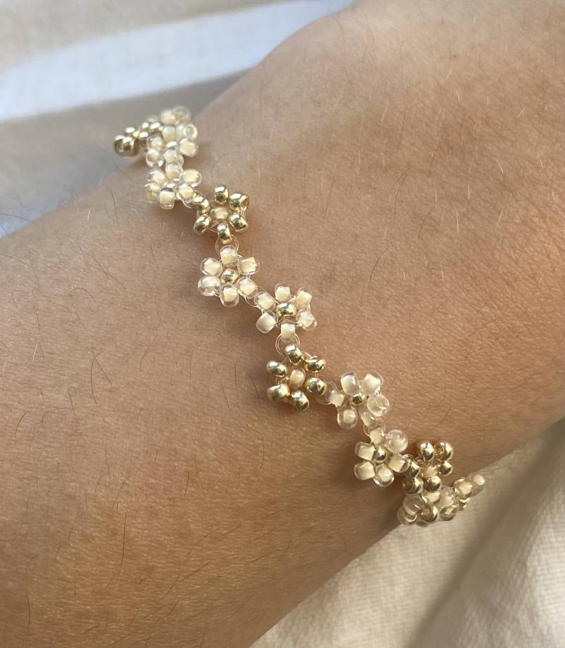Zwei Schattierte Beige Und Goldene Zick-Zack-Blumen-Armband Zwei Schattierte Beige Und Goldene Zick-Zack-Blumen-Armband von florescerjewelry