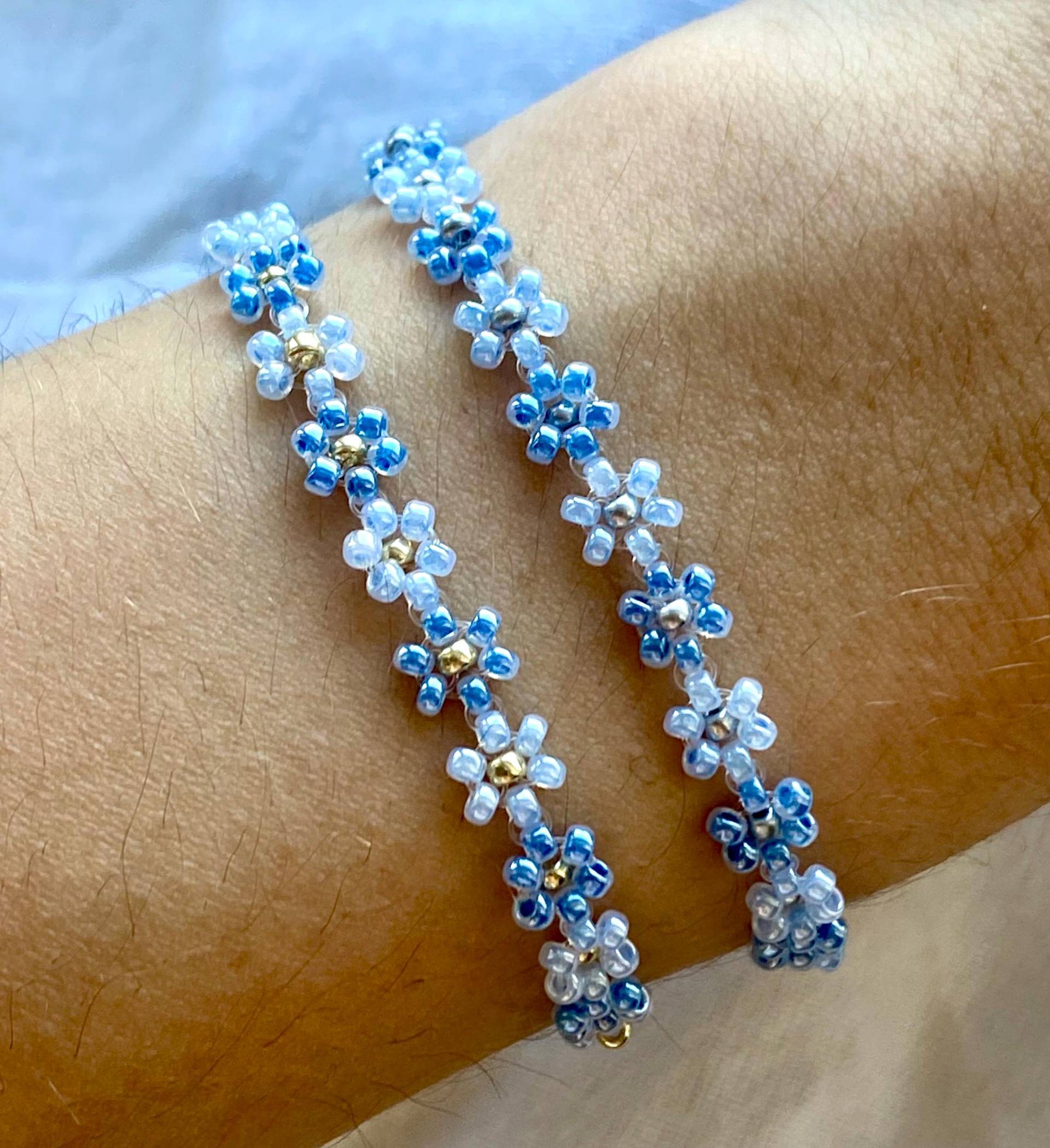 Zwei Schattierte Blaue Blumen Armband Mit Goldenen Oder Silbernen Details Zwei Schattierte Blaue Blumen Armband Mit Goldenen Oder Silbernen Details von florescerjewelry