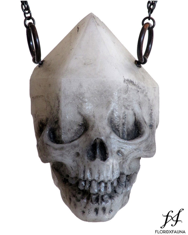Emerging Skull Kristall Anhänger - Weiß von floridxfauna