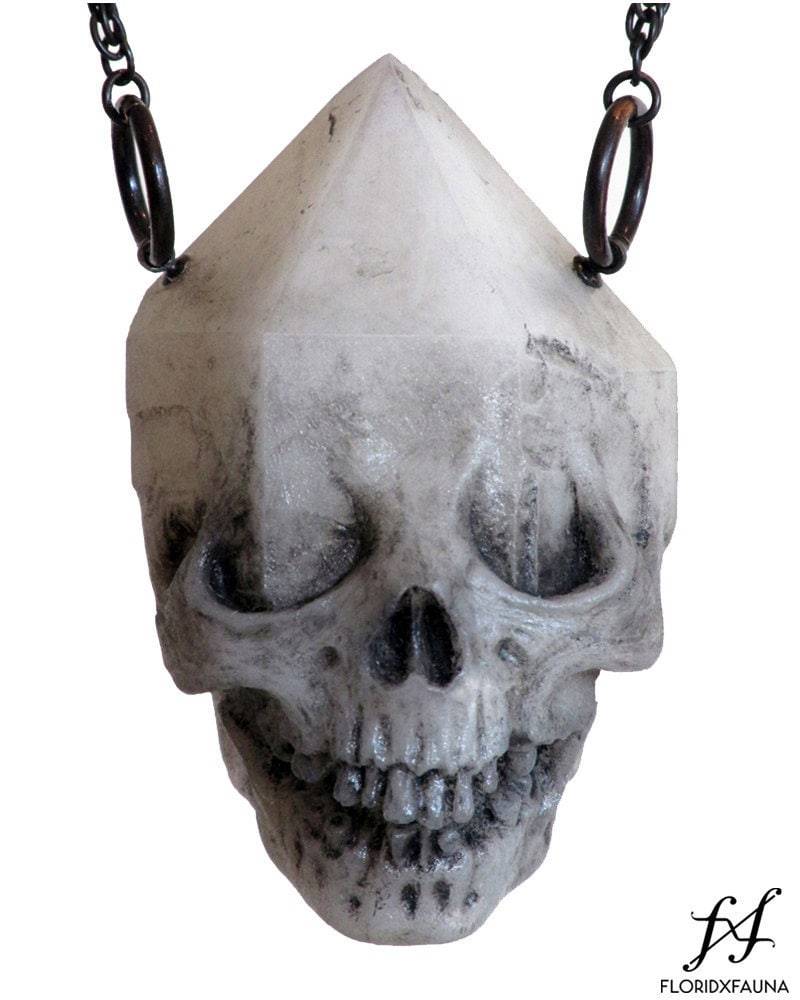 Emerging Skull Kristall Anhänger - Weiß Emerging Skull Kristall Anhänger - Weiß von floridxfauna