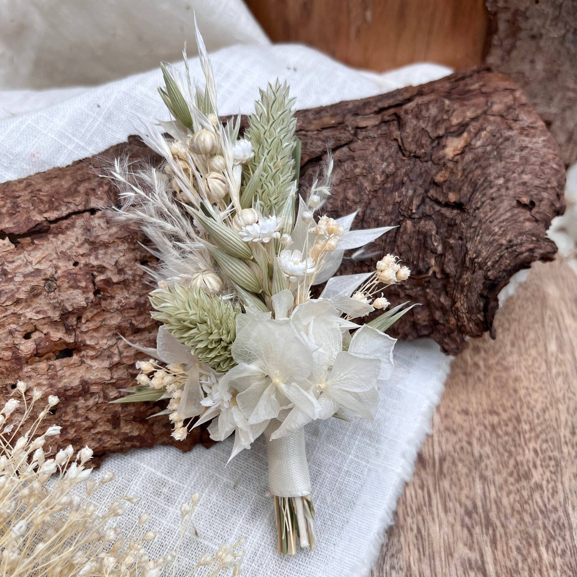 Trockenblumen Anstecker | Boutonniere Bräutigam Trauzeuge, Kommunion, Konfirmation ... Blumenschmuck Anzug Creme - Natur Grün Trockenblumen Anstecker | Boutonniere Bräutigam Trauzeuge, Kommunion, Konfirmation ... Blumenschmuck Anzug Creme - Natur Grün von floristiSCH