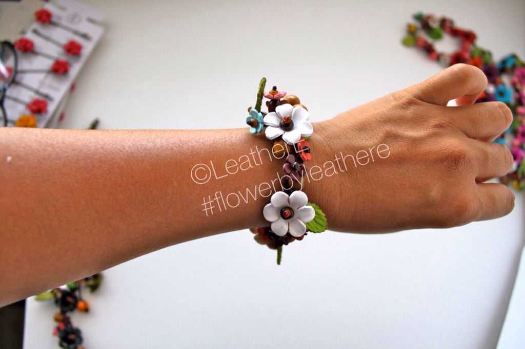 Alexias Blume Rundum Geflochtenes Armband von flowerbyleatherE