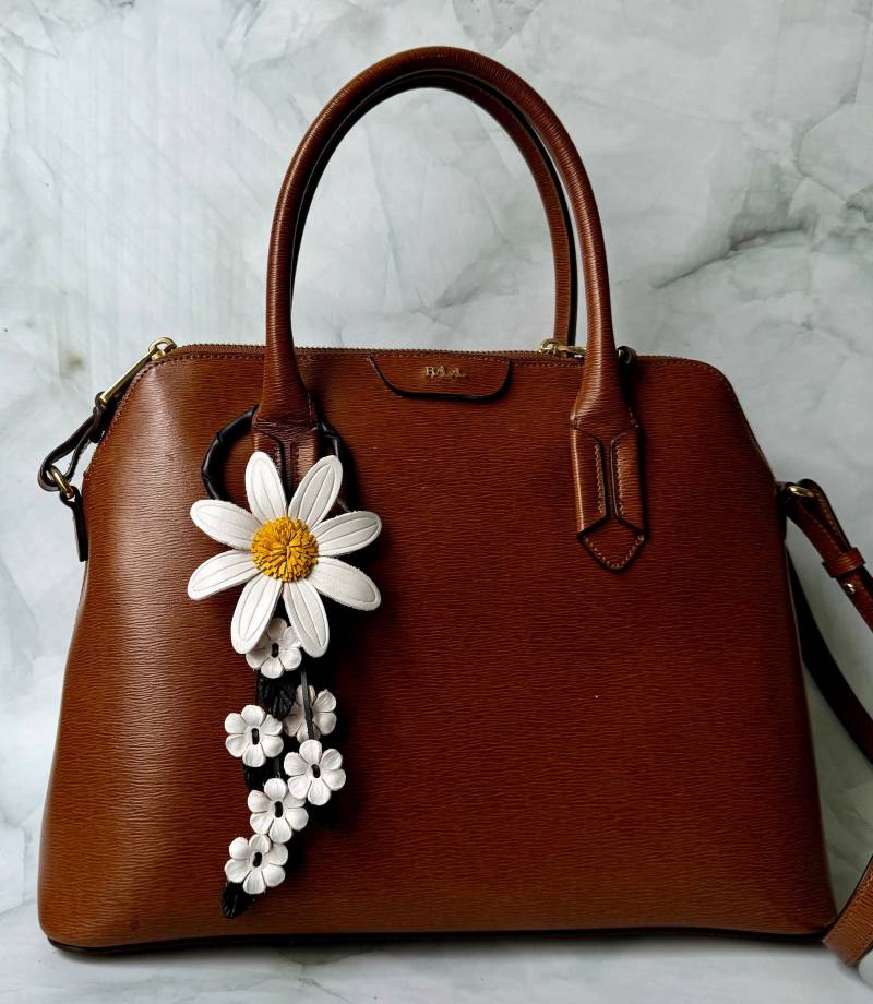 Bonnie's Taschenanhänger & Schlüsselanhänger - in Der Tat Gänseblümchen Bonnie's Taschenanhänger & Schlüsselanhänger - in Der Tat Gänseblümchen von flowerbyleatherE