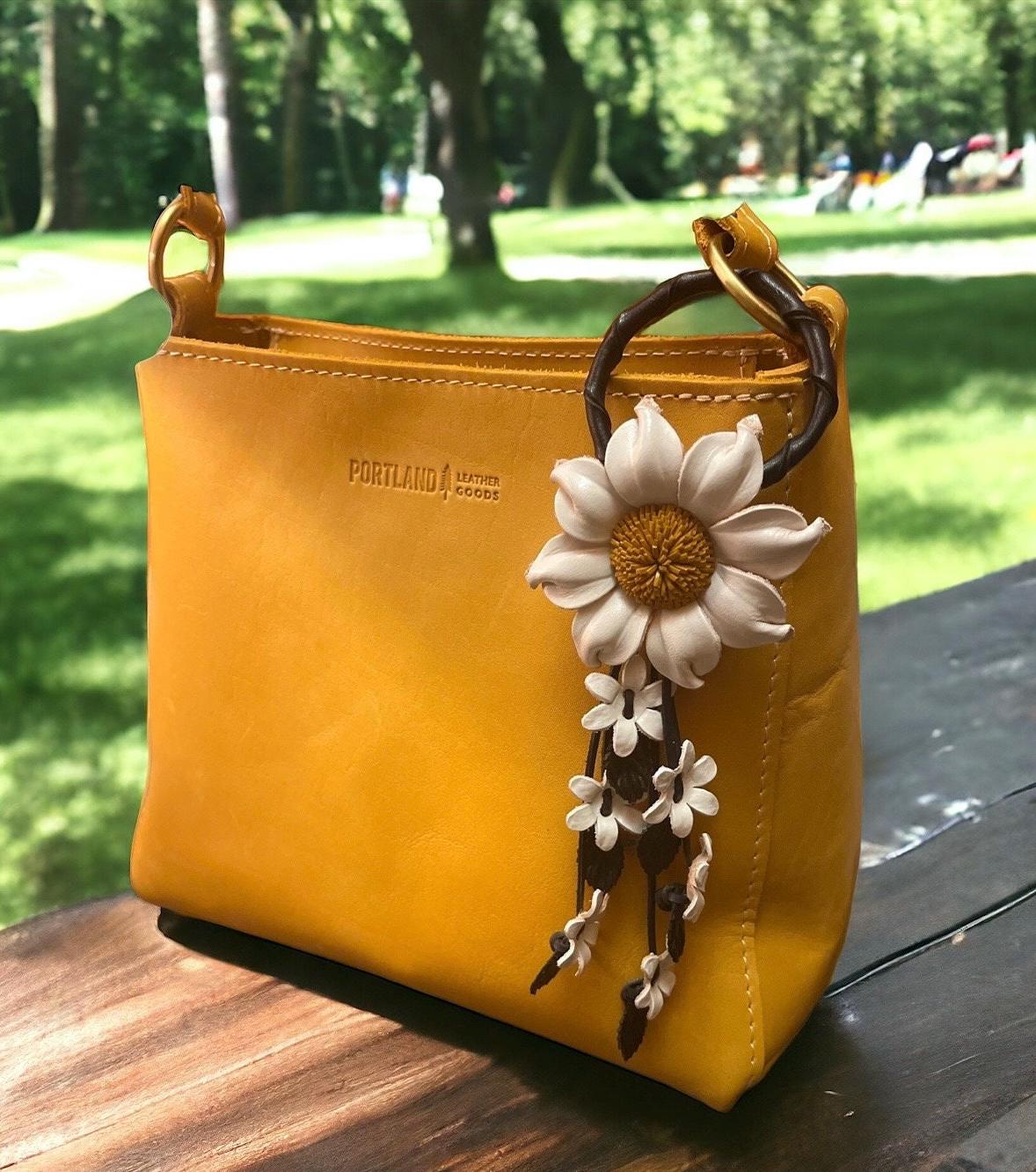 Opps Ein Gänseblümchen Leder Geldbeutel Charme & Schlüsselanhänger von flowerbyleatherE
