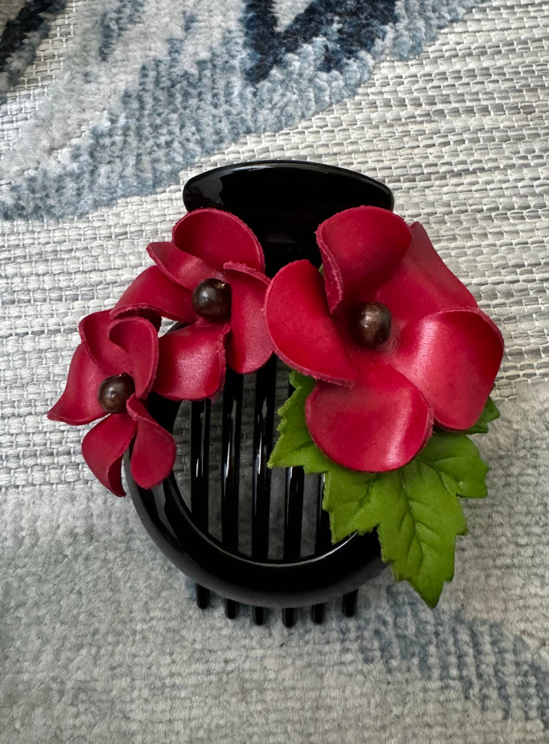Plumeria Blumen Leder Haarkamm Und Dutthalter in Rot von flowerbyleatherE