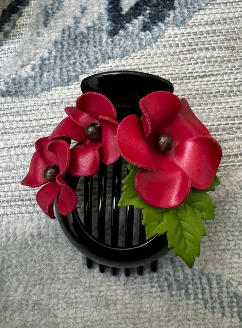 Plumeria Blumen Leder Haarkamm Und Dutthalter in Rot von flowerbyleatherE
