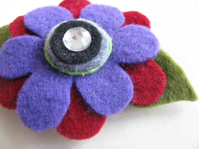 Blumen Filz Brosche Lila Blumen Filz Brosche Lila von flowerjunky